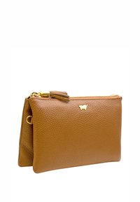 Pochette in pelle tan con texture a ciottoli, hardware dorato, chiusura con zip e dettaglio a nappina. Presenta un piccolo logo impresso.