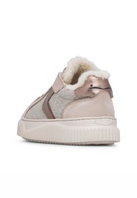 Sneaker casual in felt beige chiaro, con dettagli in metallo color oro rosa, suola spessa bianca e interno in morbida pelliccia bianca.