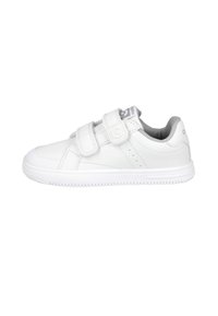 Zapatillas blancas con parte superior de cuero suave, doble tiras de Velcro, cuello acolchado y suela de goma con textura. Diseño minimalista con detalles de perforación.