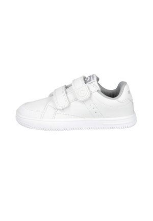 Zapatillas blancas con parte superior de cuero suave, doble tiras de Velcro, cuello acolchado y suela de goma con textura. Diseño minimalista con detalles de perforación.