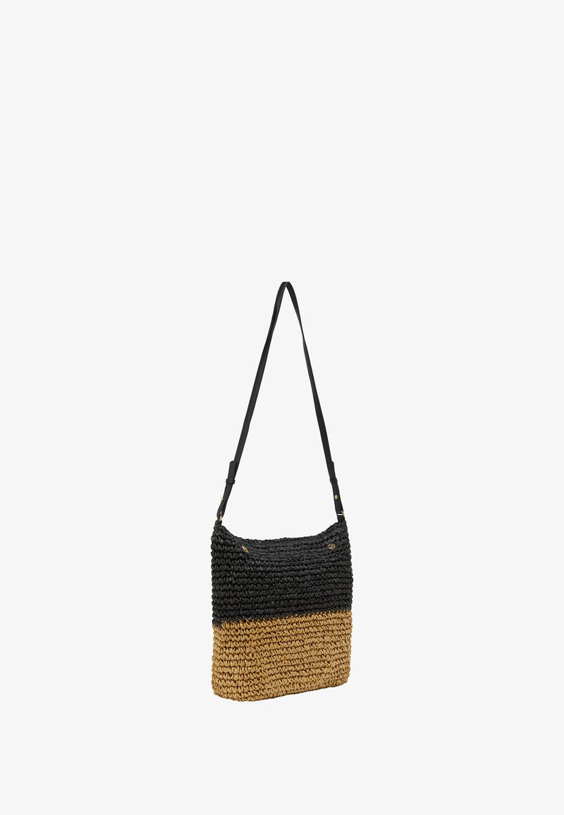Woven shoulder bag z czarną górną częścią i brązowym dolnym segmentem. Posiada teksturowane wykończenie i czarny pasek na ramię.