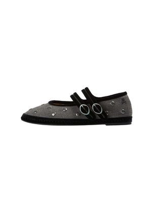 Zapato plano gris con ribete negro, dos tiras negras con hebillas plateadas y tachuelas plateadas que decoran la parte superior.