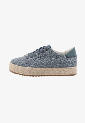 Blå broderad sneaker med en vävd jutesula, snörningsdesign och subtila gröna detaljer på hälen. Texturerat bladmönster genom hela skon.
