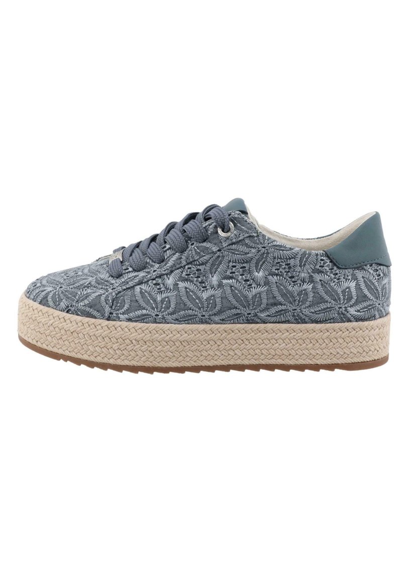 Sneaker bleu brodé avec une semelle en jute tissée, design à lacets et accents verts subtils au talon. Motif de feuilles texturé sur l'ensemble.