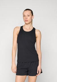 Top atlético preto sem mangas com decote arredondado e design de alça esportiva. Tecido leve, textura suave e silhueta ajustada.