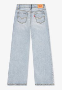 Jean en denim bleu clair taille haute à jambes larges avec deux poches arrière, coutures orange et patch en cuir sur la ceinture.