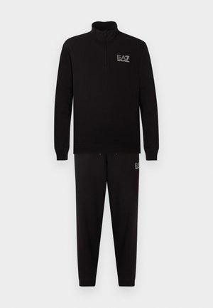 Mustad pika varrukaga pool lukuga dressipluus ja sobivad dressipüksid, mõlemal EA7 Emporio Armani logo rindkerel ja reiel.