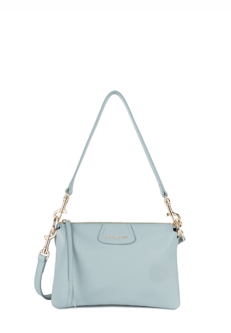 Lichtblauwe leren handtas met een ritsluiting, afneembare schouderband en gouden hardware. Heeft een gladde textuur en een minimalistisch ontwerp.