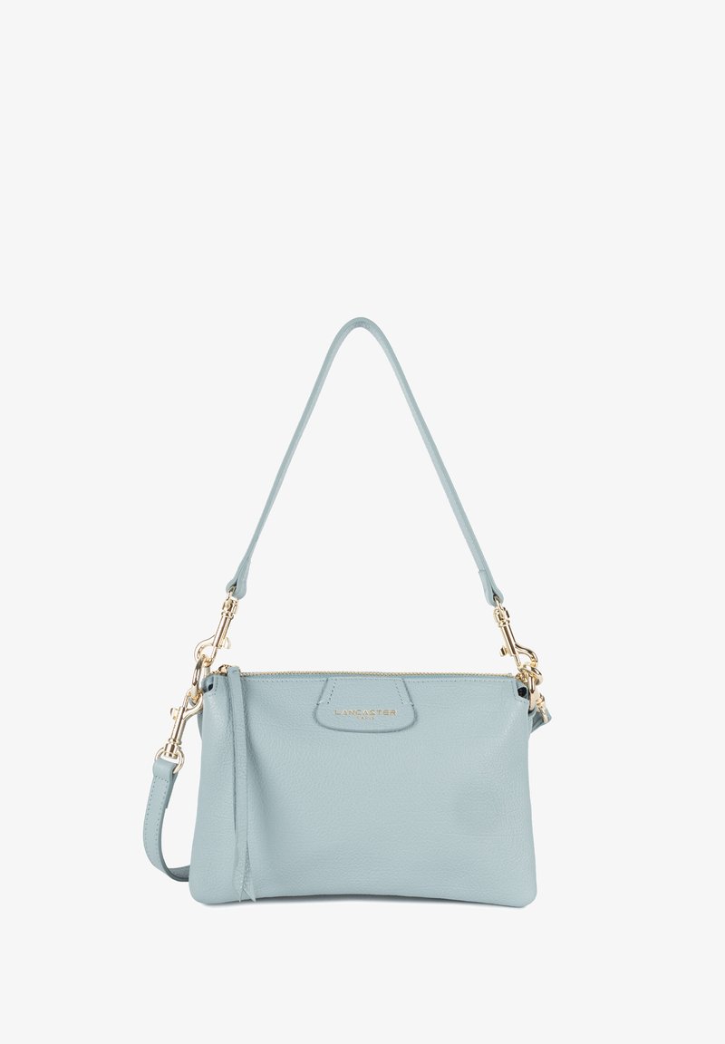 Lichtblauwe leren handtas met een ritsluiting, afneembare schouderband en gouden hardware. Heeft een gladde textuur en een minimalistisch ontwerp.