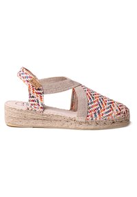 Kudotut espadrille-sandaalit, joissa on monivärinen tekstiilipinta, vaaleanbeiget ristiviipaleet ja luonnollinen jutikantomus. Avoin takapuoli helppoa pukemista varten.