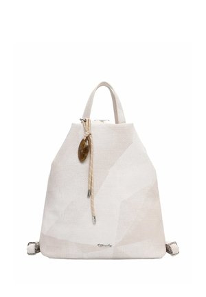 Kremowy plecak o fakturowanej powierzchni, z górnym uchwytem, regulowanymi paskami, zawiązaną liną z bursztynowym ozdobnikiem oraz metalowym logo Tamaris z przodu.