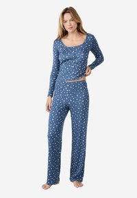 Conjunto de pijama azul con parte superior de manga larga que presenta botones y un patrón floral, acompañado de pantalones de pierna recta, ambos en tejido suave.
