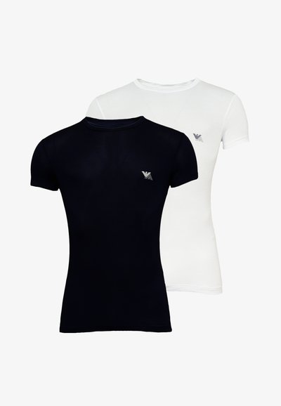 Två tajta t-shirts, en marinblå och en vit, gjorda av mjukt tyg. Båda har en liten logotyp på bröstet och korta ärmar.