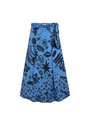 Falda cruzada azul con patrones abstractos y florales negros, con motivos de estrellas en rojo oscuro a lo largo del dobladillo y un detalle de cintura anudada.