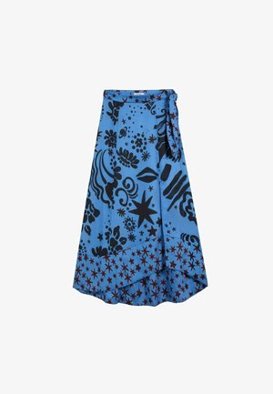 Falda cruzada azul con patrones abstractos y florales negros, con motivos de estrellas en rojo oscuro a lo largo del dobladillo y un detalle de cintura anudada.