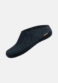 Mörkgrå filt toffel i slip-on-modell med svart texturerad gummisula och liten brun märkesetikett nära hälen.
