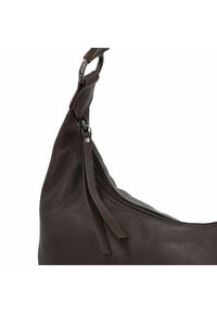 Bruine leren schoudertas met een getextureerde afwerking, voorzien van een ritsluiting, lange schouderband en metalen hardwareaccenten.