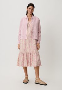 comma casual identity SPAGHETTI MIT LOGO-MUSTER - Sukienka letnia