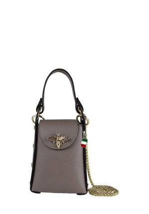 Kleine handtas van taupe leer met een gebogen bovenkant, gouden bijenversiering, zwarte accenten en een gouden schouderband met een tri-kleurige bedeltje.