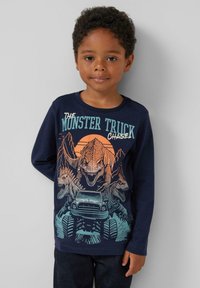 Navy lange mouwen T-shirt met een grafisch ontwerp van dinosaurussen en een monstertruck, met oranje en turquoise accenten en een ronde halslijn.