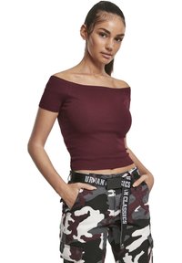 Burgundské off-the-shoulder ribbed tričko spárované s kamuflážovými cargo kalhotami s černým pásem s brandingem "URBAN CLASSICS".