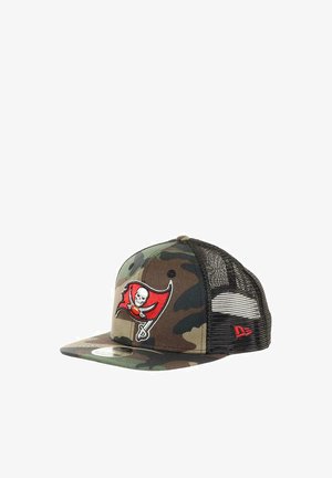 Camouflage Snapback-Baseballmütze mit Netzrücken, ausgestattet mit einem auffälligen roten und weißen Buccaneers-Logo. Der Schirm ist flach und hat ein strukturiertes Design.
