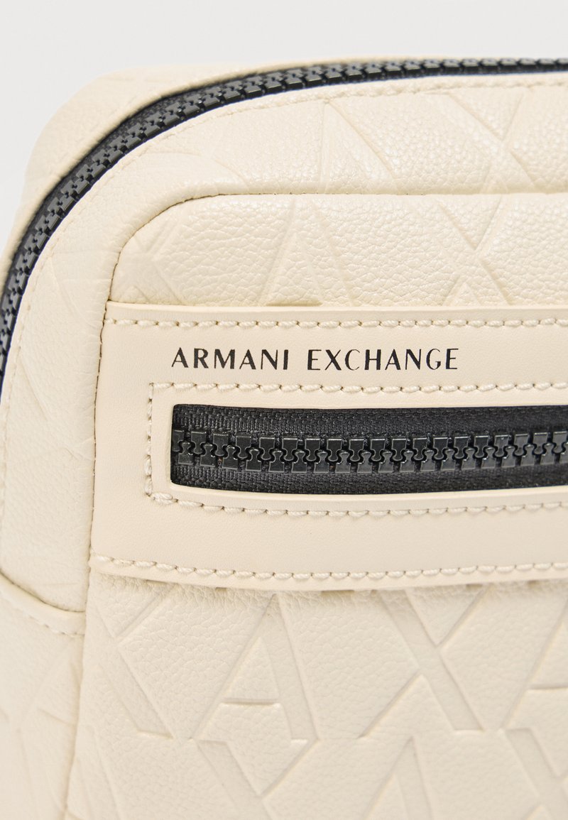 Armani Exchange LIAM WRIST BAG UNISEX - Wash bag - cream/off  display picture 2