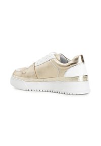 Sneaker con un design metallizzato oro e bianco, con finitura testurizzata, punta rotonda e una spessa suola in gomma bianca.