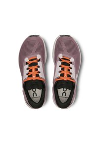 Baskets de sport violettes avec dessus en maille, lacets noirs et orange, et accents blancs. Semelles amortissantes et intérieurs rembourrés pour le confort.