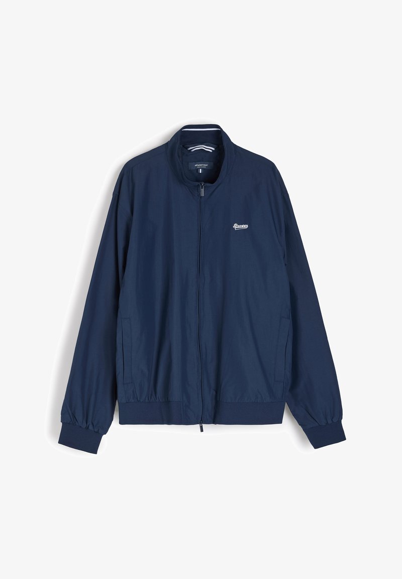 Granatowa, lekka kurtka zapinana na zamek z ribbowymi mankietami i dolnym ściągaczem. Posiada boczne kieszenie i małe logo na lewej piersi.