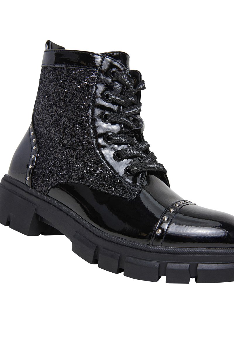 Zwarte enkellaarsjes met een glanzende lakleren neus, een textuur van glitter bovenkant en metalen accenten. Voorzien van een vetersluiting en een stevige rubberen zool.