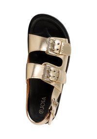 Sandale dorée avec semelle noire, dotée de deux brides réglables avec boucles et d'une bride chevillère, taille 39 indiquée à l'intérieur.