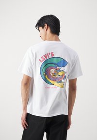 Levi's® VINTAGE FIT GRAPHIC - Print T-shirt - white