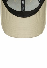 Cappellino da baseball color sabbia con visiera nera; presenta una superficie a rilievo e etichette interne visibili in rete grigia chiara. Design piatto con cuciture rinforzate.