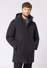 Czarna pikowana kurtka z kapturem, z zatrzaskowym i suwakowym zapięciem, bocznymi kieszeniami i gładkim, wodoodpornym materiałem.
