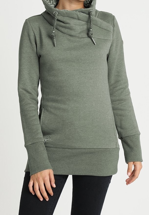 Sudadera verde con capucha, collar doblado, detalles con cordón y puños acanalados. Presenta un interior texturizado en la capucha y un detalle de logo en el costado.