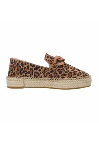 Espadrille met luipaardprint, een zachte stoffen bovenkant, open ontwerp en touwdetails rond de zool. Voorzien van een bruine decoratieve strikaccent.