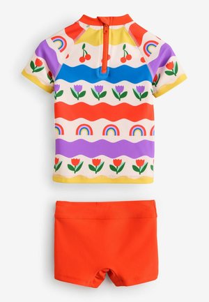 Kurzärmliger, mehrfarbiger Rashguard mit Kirsch-, Blumen- und Regenbogenmustern; kombiniert mit einfarbigen roten Schwimmshorts. Hergestellt aus dehnbarem Material.