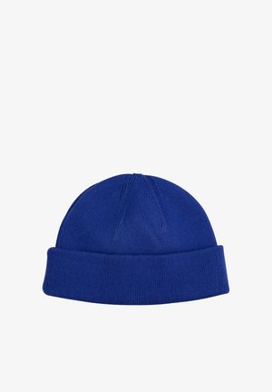 Blauwe gebreide muts met omgeslagen boord, geribbelde textuur en eenvoudig steekpatroon op een witte achtergrond.