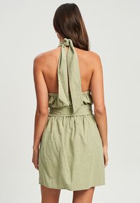 CALLI KANZU HALTER - Dienas kleita - sage green