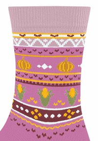 Gestrickte Socken in Pink, mit einem Muster aus Kürbissen, Blumen und geometrischen Formen in Orange, Gelb, Grün und Weiß. Texturierte Oberfläche.