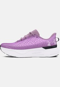 Scarpa da ginnastica viola con tomaia in rete traspirante che presenta un motivo a onde, suola intermedia bianca e suola esterna nera. I lacci sono dello stesso viola.