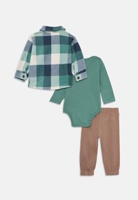 Grünes und weißes kariertes Langarmhemd, grüner Langarm-Body und braune Hose mit elastischem Bund für Säuglinge.