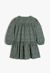 Vestido floral verde con mangas largas, escote fruncido y falda de volantes. Presenta pequeños patrones de flores en rosa y azul por toda la prenda.