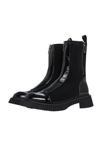 Cizme scurte negre cu partea superioară lucioasă, talpă din cauciuc texturată și fermoare frontale. Prezintă o siluetă elegantă și accente mate contrastante.