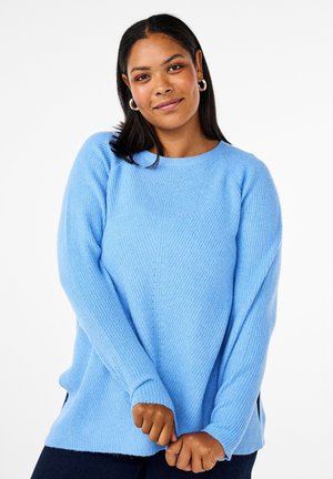 Lyseblå strikket sweater med struktureret mønster, rund halsudskæring, lange raglanærmer og sideslidser forneden.