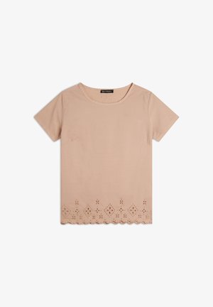 Camiseta de algodón rosa de manga corta con dobladillo festoneado y patrones de bordado de ojales en la parte inferior. Cuello redondo, textura suave.