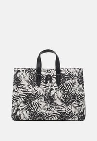 Černobílá taška přes rameno s vzorem palmového listí, hladké černé kožené úchyty a strukturovaný obdélníkový tvar.