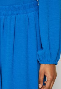 Vero Moda Petite VMALVA WIDE - Kalhoty - skydiver
