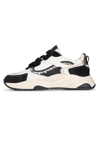 Sneaker chunky in nero, bianco e oro metallizzato con materiali misti, cuciture a zig zag e una suola nera texturizzata. Inclusi lacci e anello posteriore.